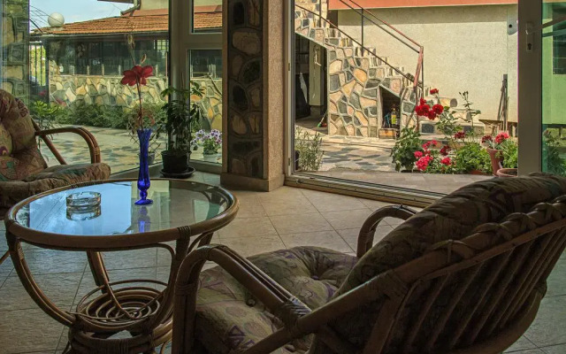Отель Guest House "Momchil" вид на фасад