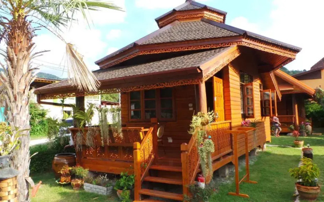 Отель Golden Teak Resort - Baan Sapparot вид на фасад