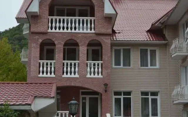 Гостиница Uyutnaya Villa Hostel в Красной Поляне отзывы, цены и фото номеров - забронировать гостиницу Uyutnaya Villa Hostel онлайн Красная Поляна вид на фасад