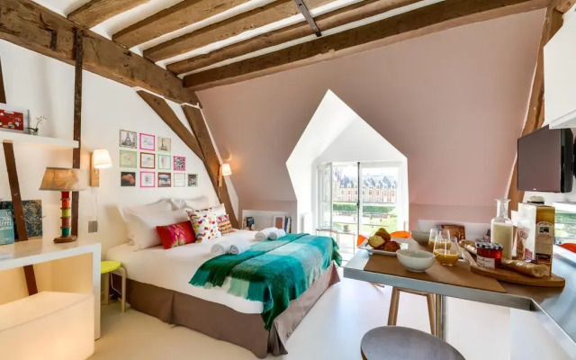 Отель Sweet Inn Place des Vosges Париж комната для гостей