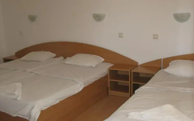 Отель Tomcho Guest House Равда комната для гостей