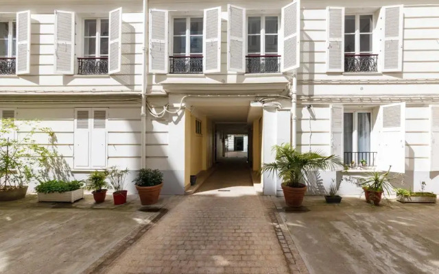 Отель Rue de Bassano вид на фасад