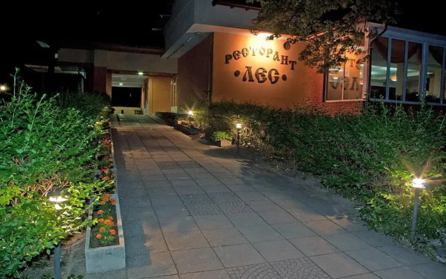 Hotel Les вид на фасад