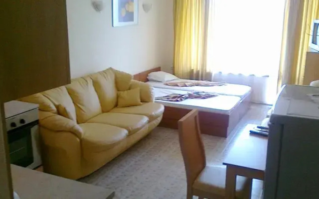 Апартаменты SB Rentals Apartments in Royal Dreams Complex Солнечный берег комната для гостей