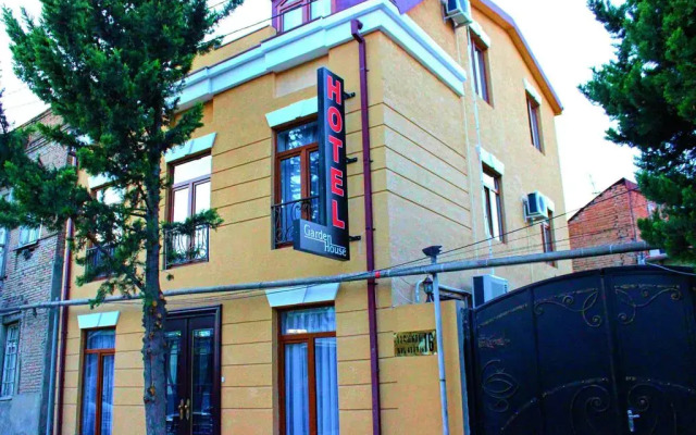 Hotel Garden House вид на фасад