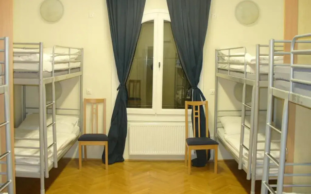 Central Hostel Budapest комната для гостей