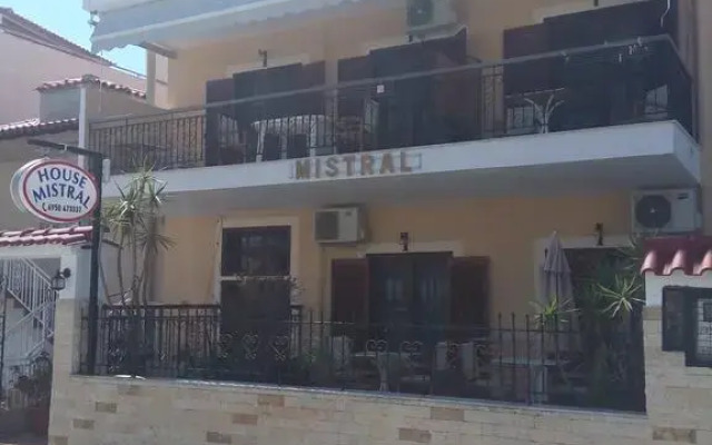 Отель House Mistral вид на фасад