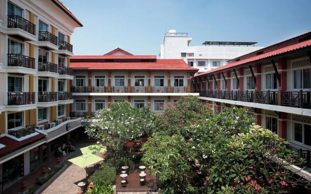 Отель Rambuttri Village Inn & Plaza