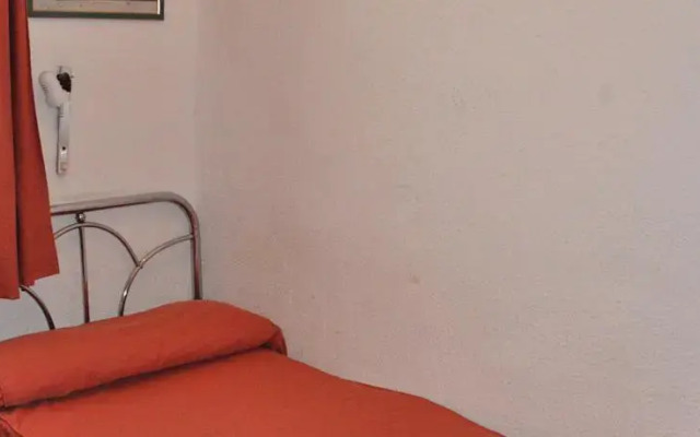 Отель Hostal Los Arcos комната для гостей