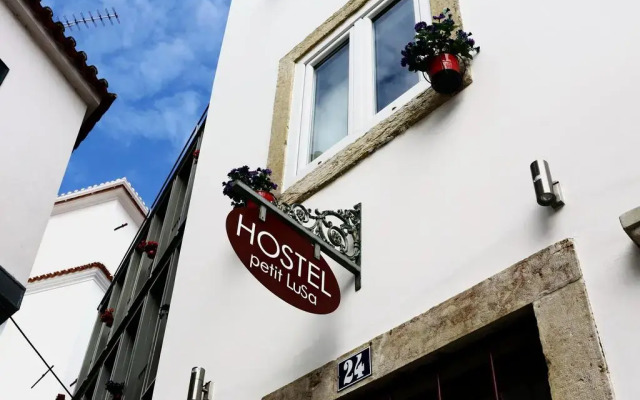Hostel Petit Lusa вид на фасад