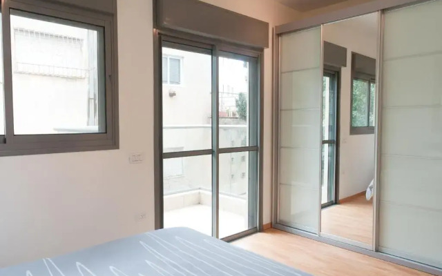 Апартаменты Ziv Apartments 8 Amos Street Тель-Авив комната для гостей