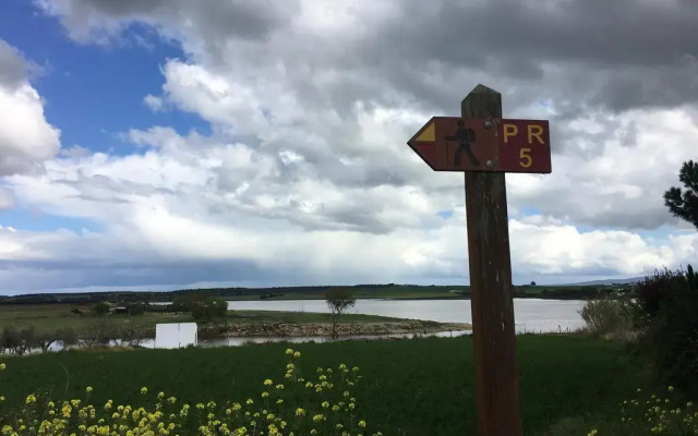 Отель Casas de Juromenha вид на фасад