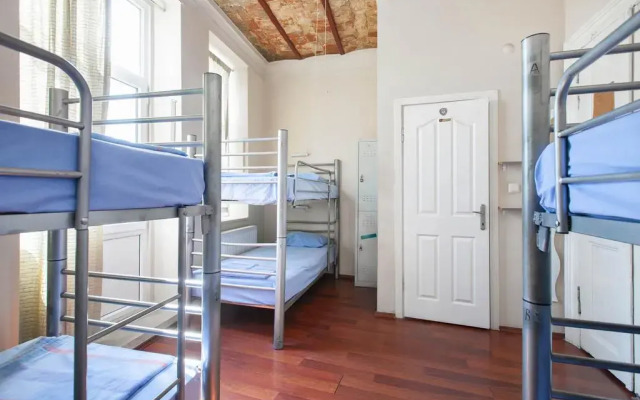 Rapunzel Hostel комната для гостей