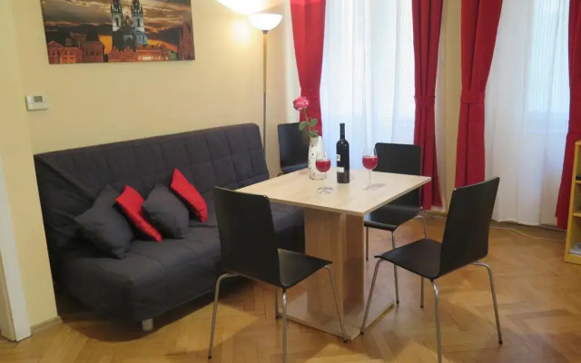 Апартаменты Astronomical Clock Apartment Прага комната для гостей