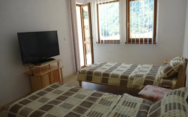 Отель Guesthouse Kadishevi Болгария, Чепеларе - отзывы, цены и фото номеров - забронировать отель Guesthouse Kadishevi онлайн комната для гостей
