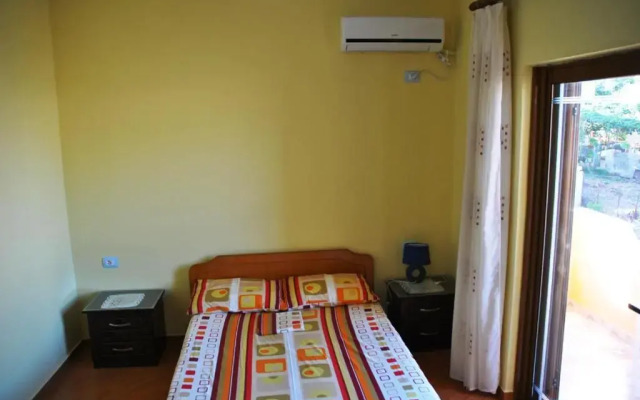 Отель Albanian Happines Guesthouse комната для гостей