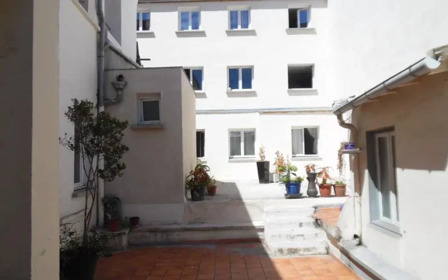 Hotel De Menilmontant Париж вид на фасад