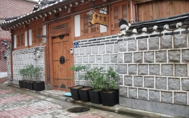 Отель Bukchon Sarangchae Hanok Guesthouse Южная Корея, Сеул - отзывы, цены и фото номеров - забронировать отель Bukchon Sarangchae Hanok Guesthouse онлайн вид на фасад
