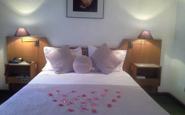 Hotel Amaranto комната для гостей