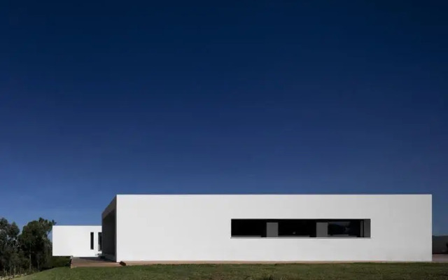 Отель U House Ericeira вид на фасад