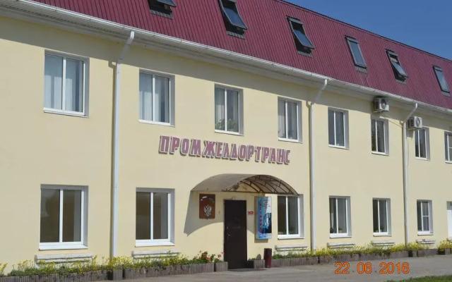 Гостиница Inn Promzheldortrans вид на фасад