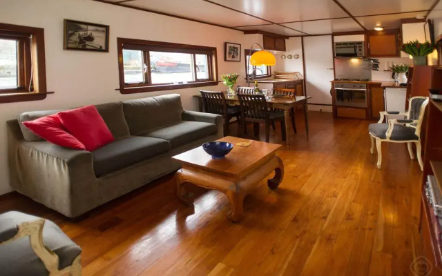 Отель Noah's houseboat Amsterdam комната для гостей