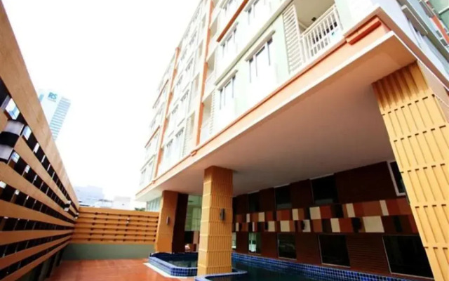 Отель Prom Ratchada Residence & Spa Бангкок вид на фасад