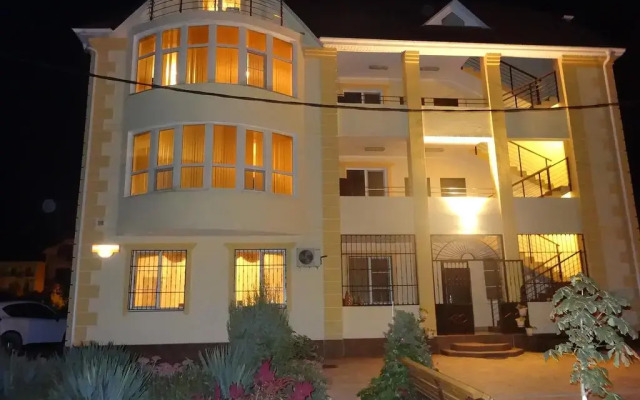 Гостиница Guesthouse Solnechnyiy вид на фасад