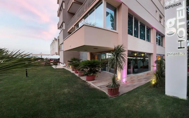 Hotel Ghirlandina вид на фасад