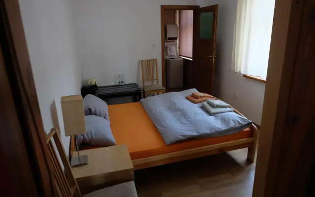 Отель Academus - Cafe/Pub & Guest House комната для гостей