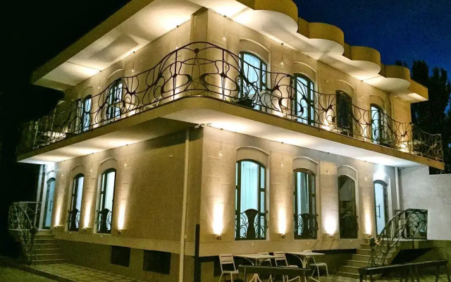 Gaudi stylish hotel вид на фасад