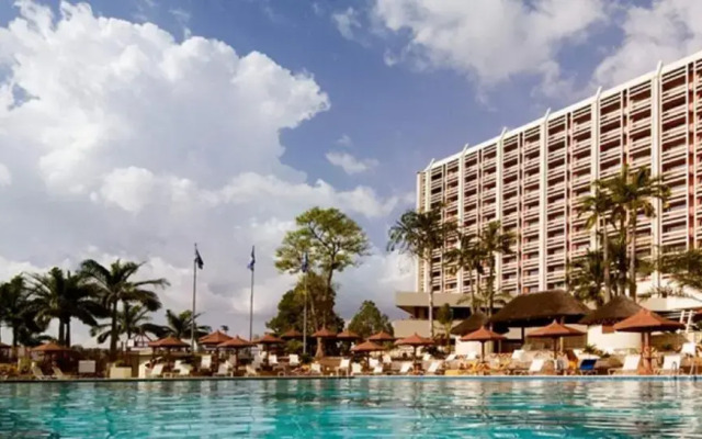 Отель Transcorp Hilton Abuja бассейн