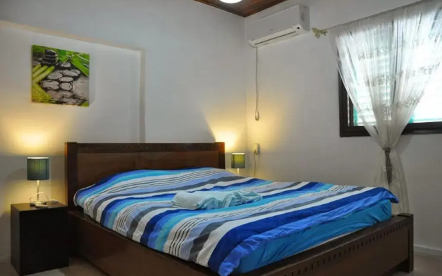 ArendaIzrail Balcony Apartment - HaGolan Street Израиль, Тель-Авив - отзывы, цены и фото номеров - забронировать отель ArendaIzrail Balcony Apartment - HaGolan Street онлайн комната для гостей