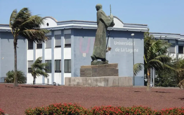 Отель La Trinidad вид на фасад