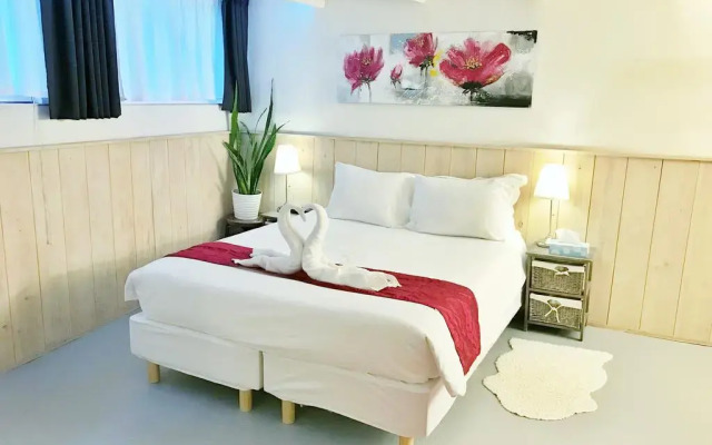 Отель Amsterdam At Home комната для гостей