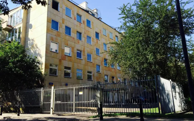 Отель Lovely Garden Flat near Royal Park вид на фасад