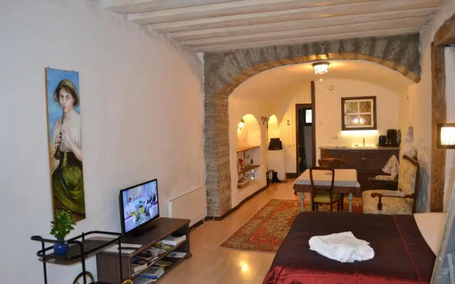 Отель Medieval Studio Apartment Эстония, Таллин - отзывы, цены и фото номеров - забронировать отель Medieval Studio Apartment онлайн комната для гостей