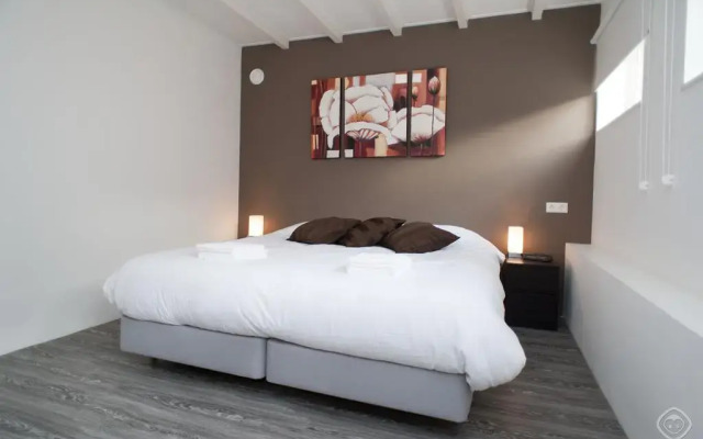 Отель Lijnbaan Canal View Apartment Нидерланды, Амстердам - отзывы, цены и фото номеров - забронировать отель Lijnbaan Canal View Apartment онлайн комната для гостей