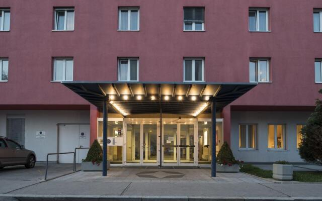 24hours Apartment Hotel вид на фасад