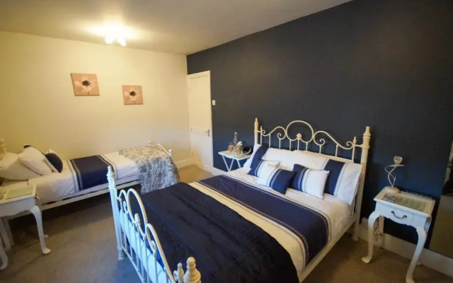 Отель Fifth Milestone Cottage - B&B комната для гостей