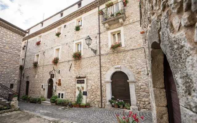 Отель Nena Al Borgo Castello Сперлонга вид на фасад