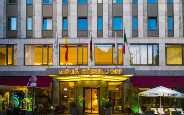 Отель Meliá Düsseldorf вид на фасад