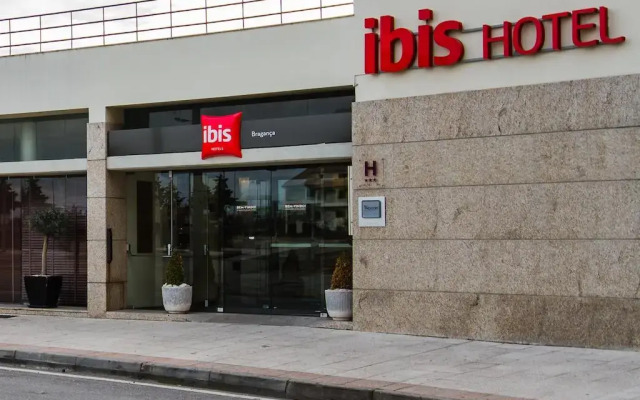 Отель ibis Braganca вид на фасад