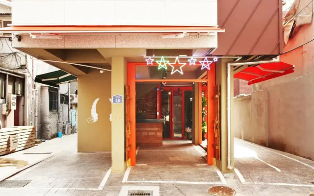 Отель K Star Stay Guesthouse Hoehyun Южная Корея, Сеул - отзывы, цены и фото номеров - забронировать отель K Star Stay Guesthouse Hoehyun онлайн вид на фасад