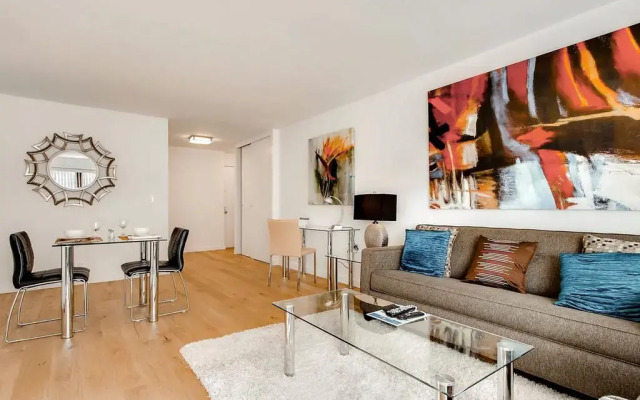 Отель Global Luxury Suites at Olympia House комната для гостей