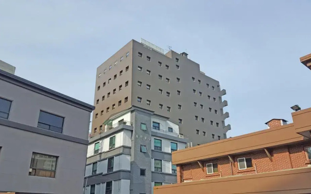 Cheese Hotel Myeongdong вид на фасад