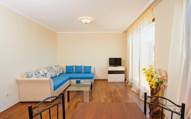 Апартаменты Rose Gardens Apartments Поморие комната для гостей