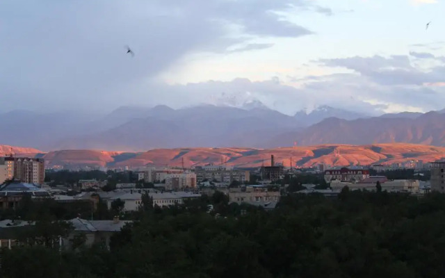 Отель Bishkek Guest House Кыргызстан, Бишкек - отзывы, цены и фото номеров - забронировать отель Bishkek Guest House онлайн балкон