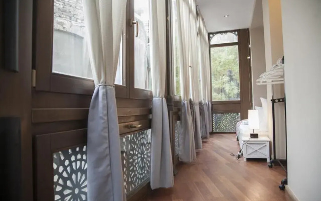 Отель Old Tbilisi Home with Sunny Terrace комната для гостей