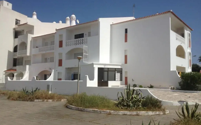 Отель Alveiros Apartamentos Praia dos Aveiros вид на фасад